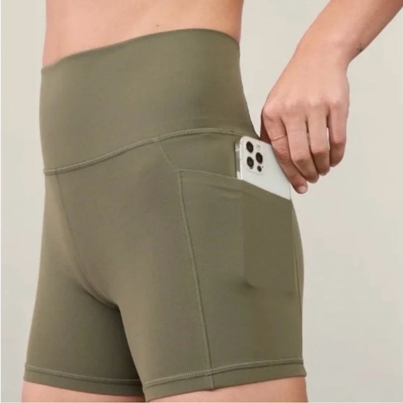 Athleta Salutation Stash High Rise 5" Short Moss Size Medium - Picture 2 of 8